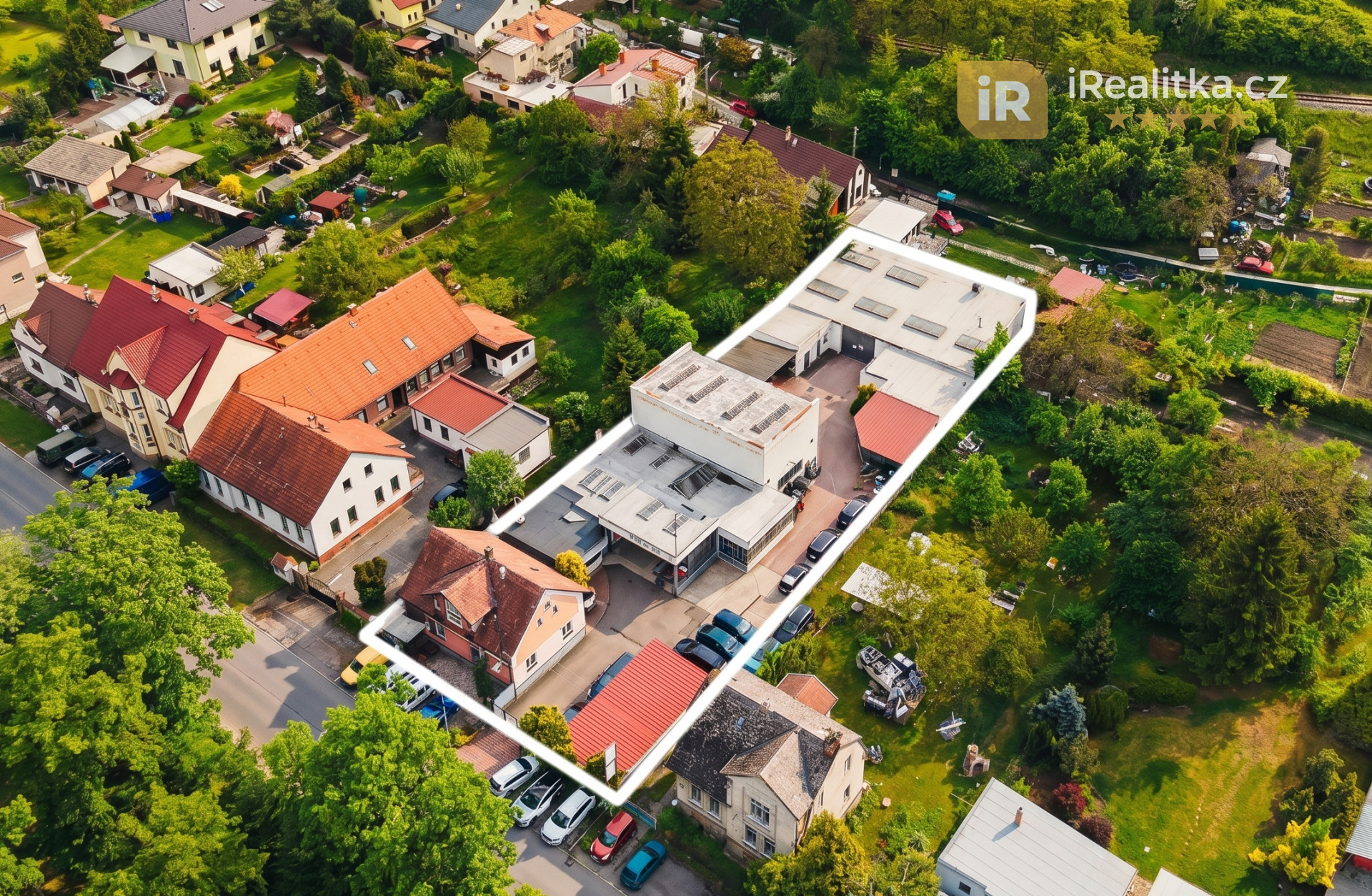 Prodej rodinného domu, autoservisu a lakovny - Holice