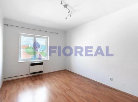 prázdná místnost s přirozené světlo, sledovat osvětlení, a dřevěná podlaha | Pronájem bytu, 2+kk, 41 m²