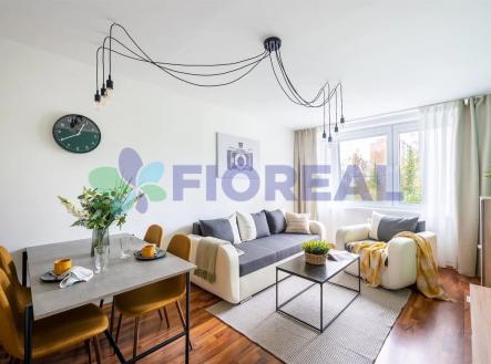 obývák-jídelna s přirozené světlo a dřevěná podlaha | Pronájem bytu, 2+kk, 43 m²