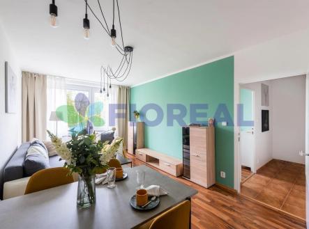obývák-jídelna s dřevěná podlaha, kachličková podlaha, a přirozené světlo | Pronájem bytu, 2+kk, 43 m²