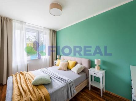 pokoj / ložnice s dřevěná podlaha a přirozené světlo | Pronájem bytu, 2+kk, 43 m²