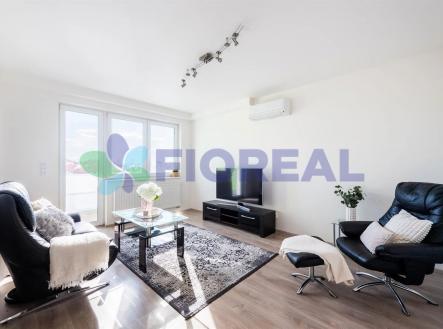 obývací pokoj s přirozené světlo, dřevěná podlaha, nástěnná klimatizace, televize, a sledovat osvětlení | Prodej bytu, 2+kk, 41 m²