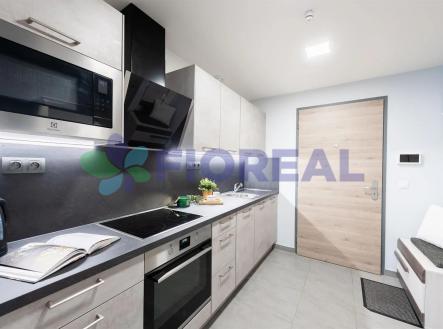 kuchyně s sporák, mikrovlnná trouba, trouba, kachličková podlaha, a bílé skříně | Prodej bytu, 2+kk, 41 m²
