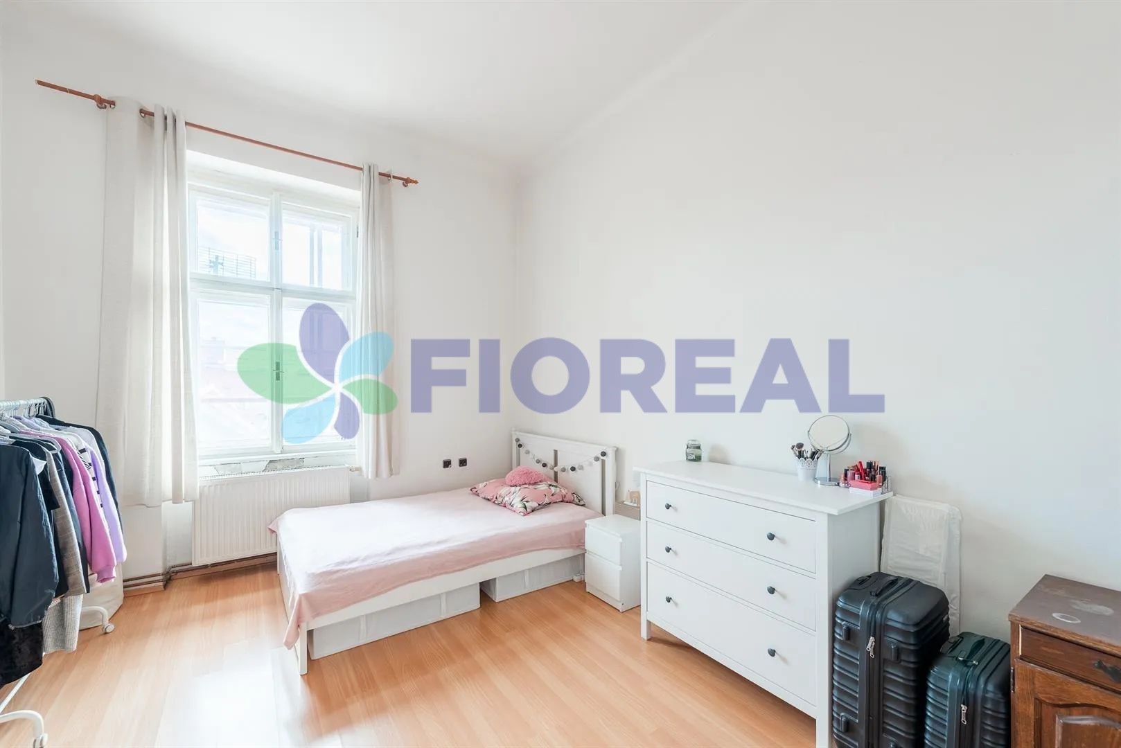 pokoj / ložnice s přirozené světlo, radiátor, a dřevěná podlaha