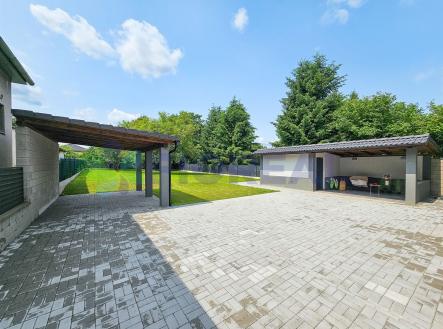 kryté parkovací stání a zahradní domek s pergolou | Prodej - dům/vila, 222 m²
