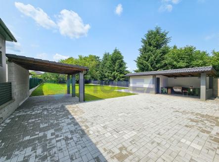 kryté parkovací stání a zahradní domek s pergolou | Prodej - dům/vila, 222 m²