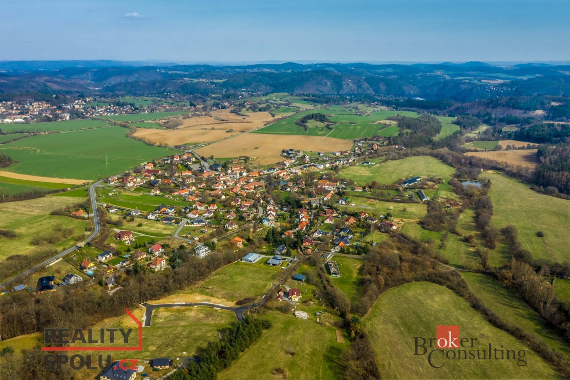 Stavební pozemek o rozloze 1402m2 v obci Buš, okr. Praha - západ