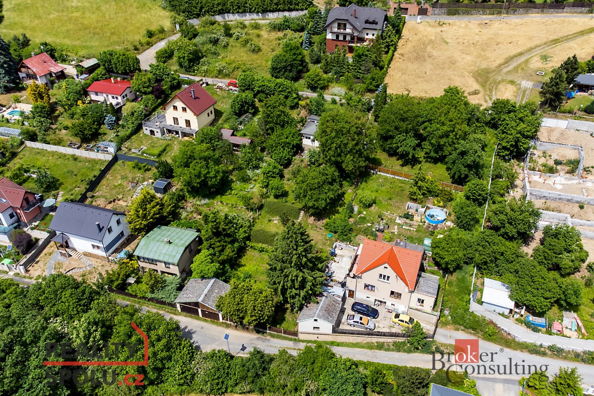 Prodej stavebního pozemku s chatou a rozlehlou zahradou na skvělém místě v Petrově u Prahy