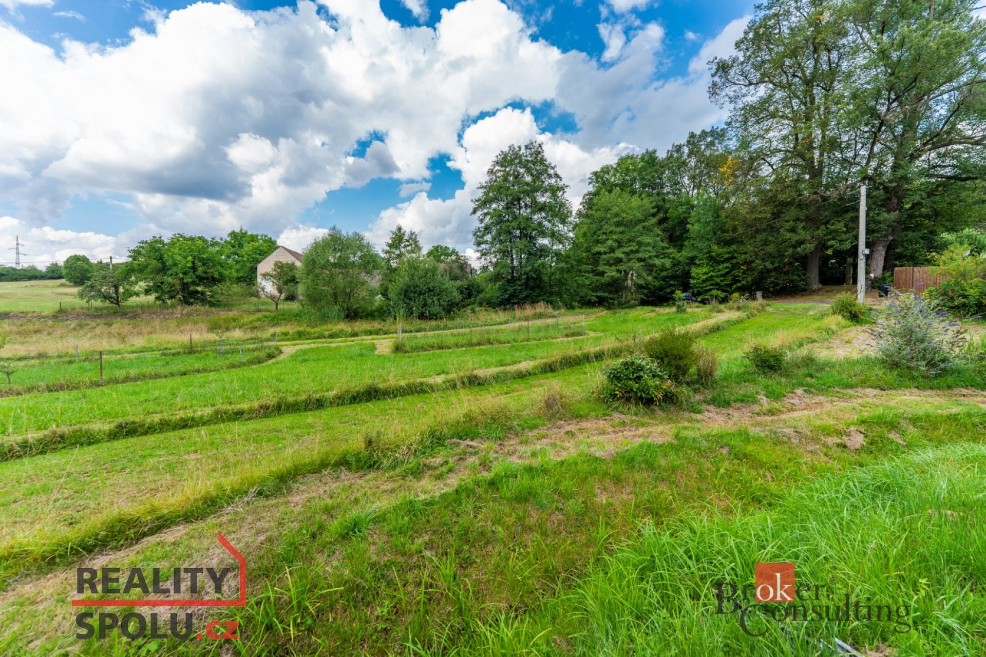 Stavební pozemek 1 955 m², Krňany: les, klid a příroda na dosah Prahy