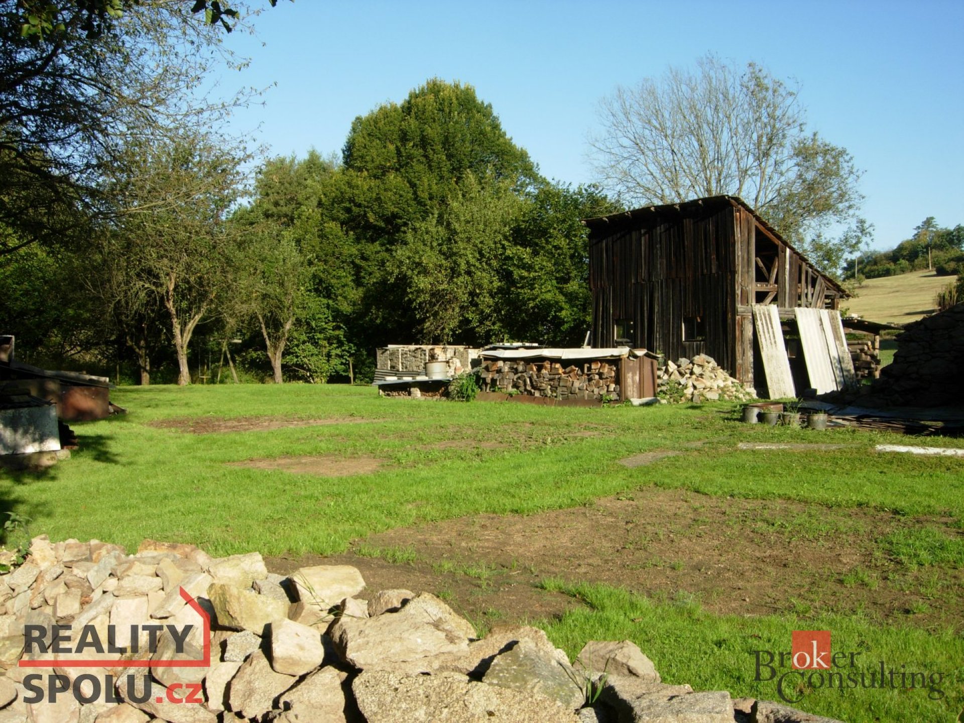 Stavební pozemek 1 955 m², Krňany: les, klid a příroda na dosah Prahy