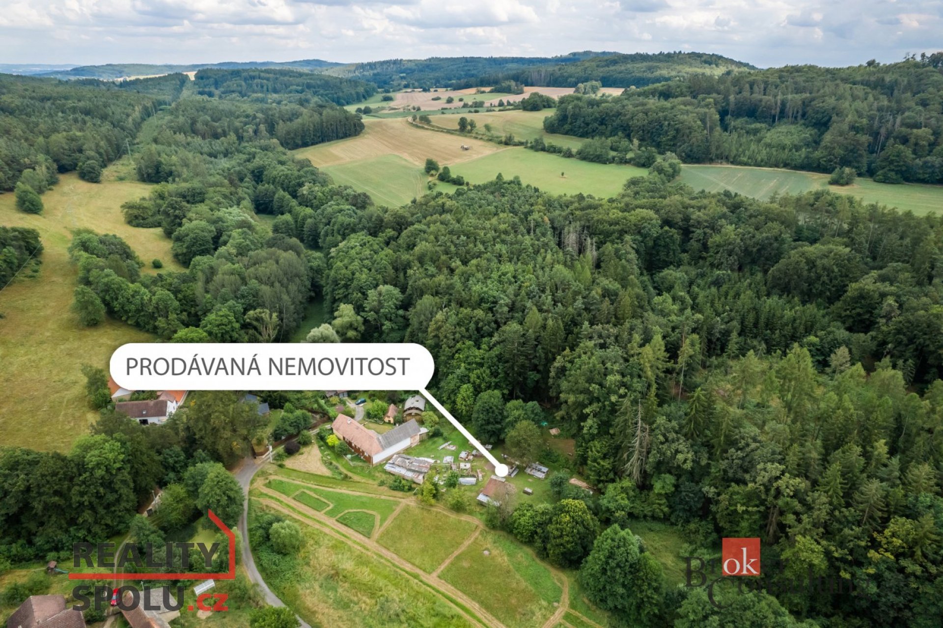 Stavební pozemek 1 955 m², Krňany: les, klid a příroda na dosah Prahy