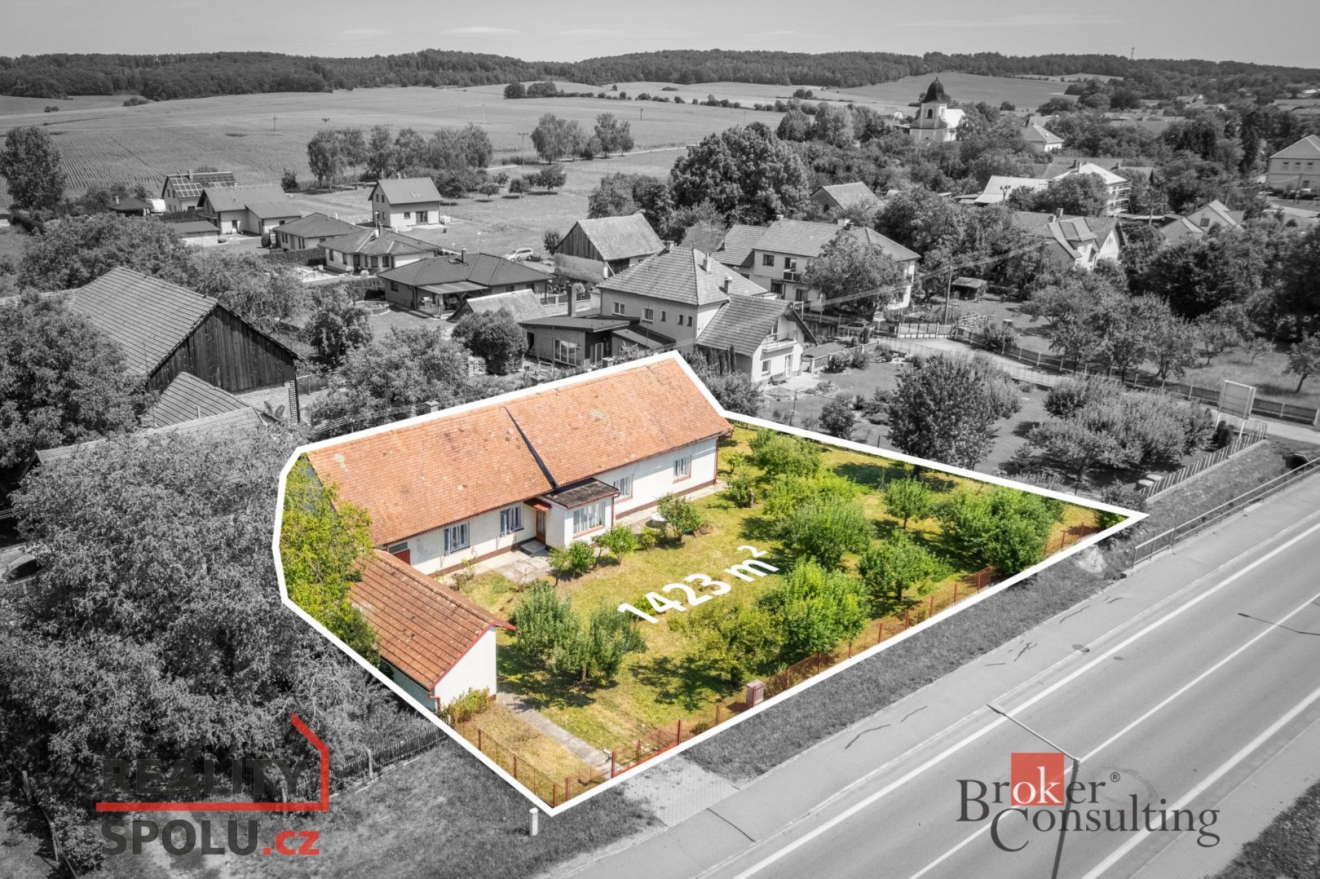 Rodinný dům dispozičně 3+1 a 1+1 vč. garáže, přístavků a velké zahrady 1.423m²