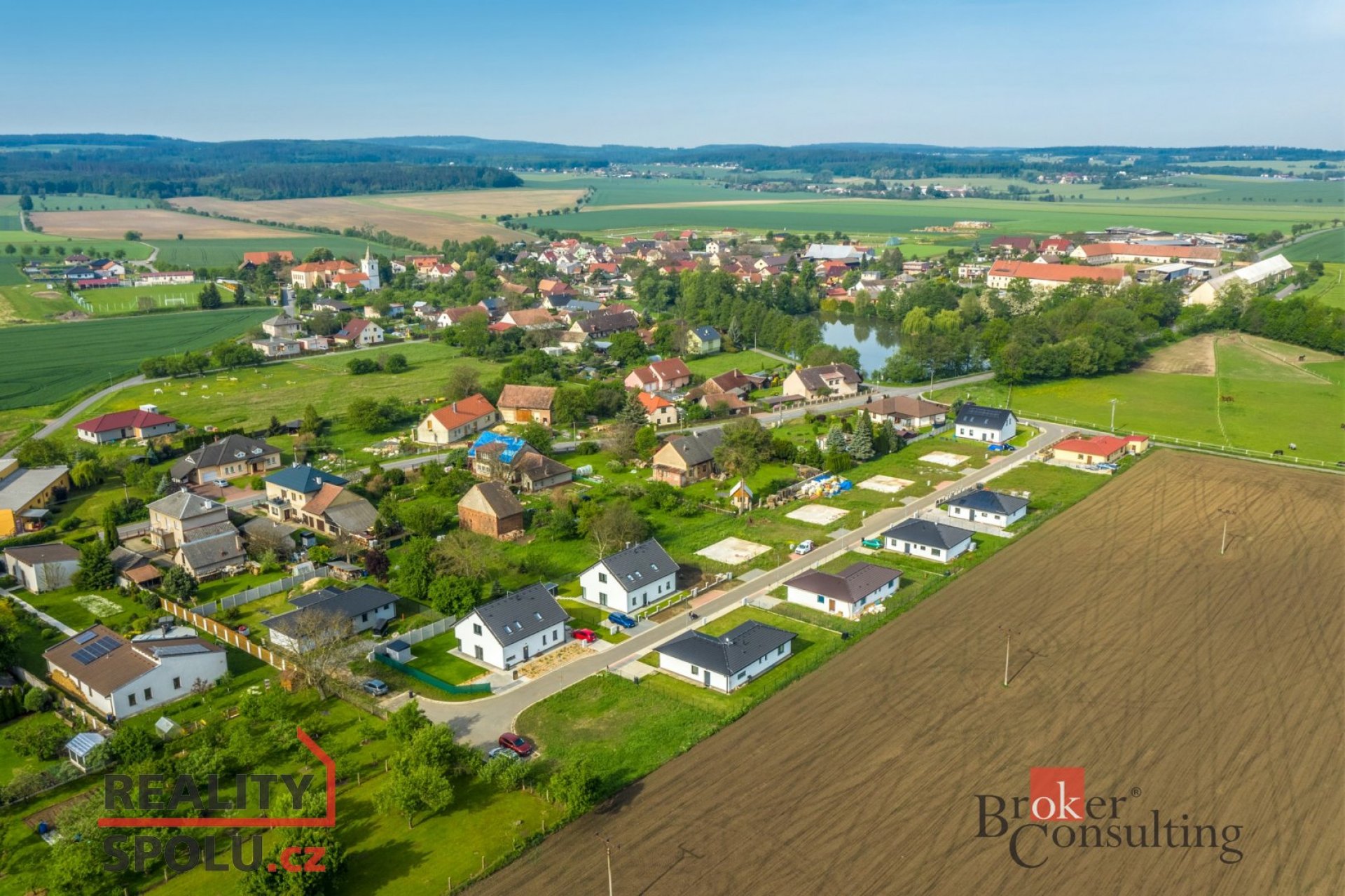 Pozemek 560 m² se stavebním povolením, se základovou deskou a kompletními IS, obec Stolany, okres Ch