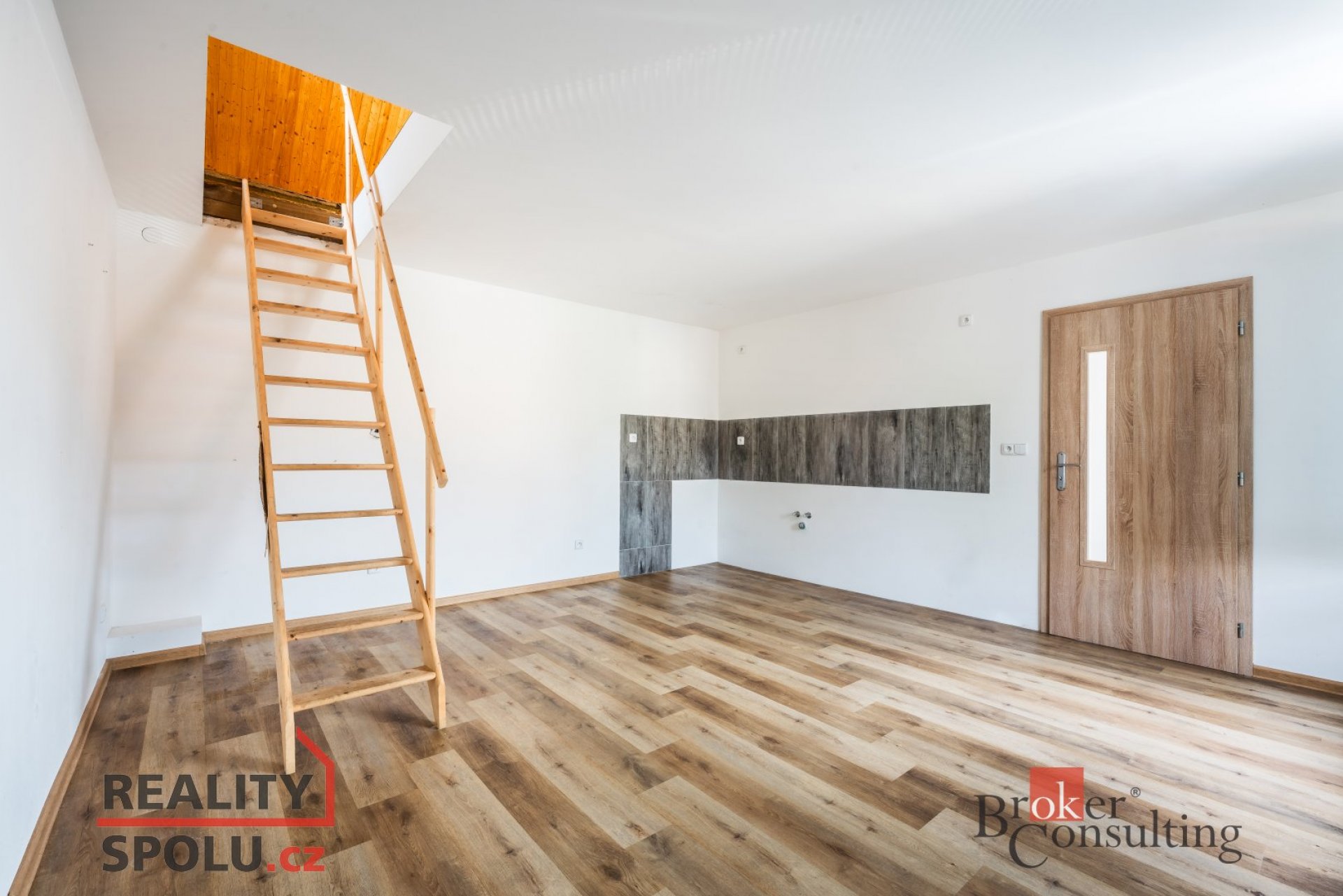 Prodej bytu 2+kk v bytovém domě v Hošticích