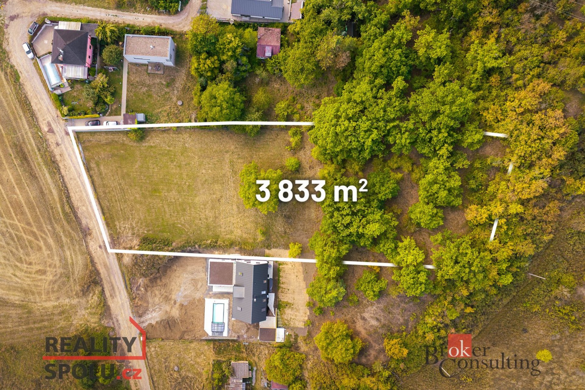 EXKLUZIVNÍ STAVEBNÍ POZEMEK NA OKRAJI BEROUNA – 3 833 m²