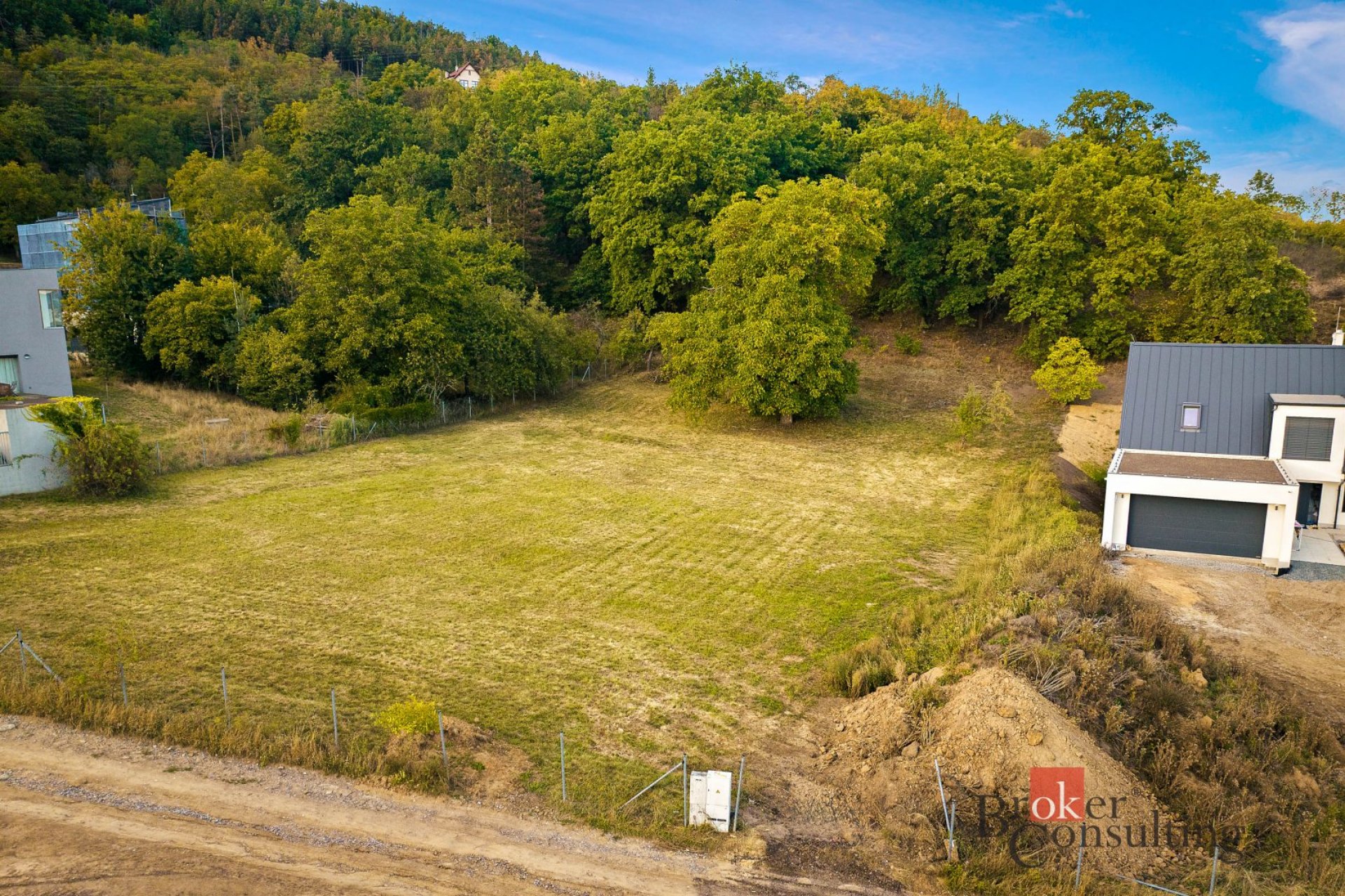 EXKLUZIVNÍ STAVEBNÍ POZEMEK NA OKRAJI BEROUNA – 3 833 m²