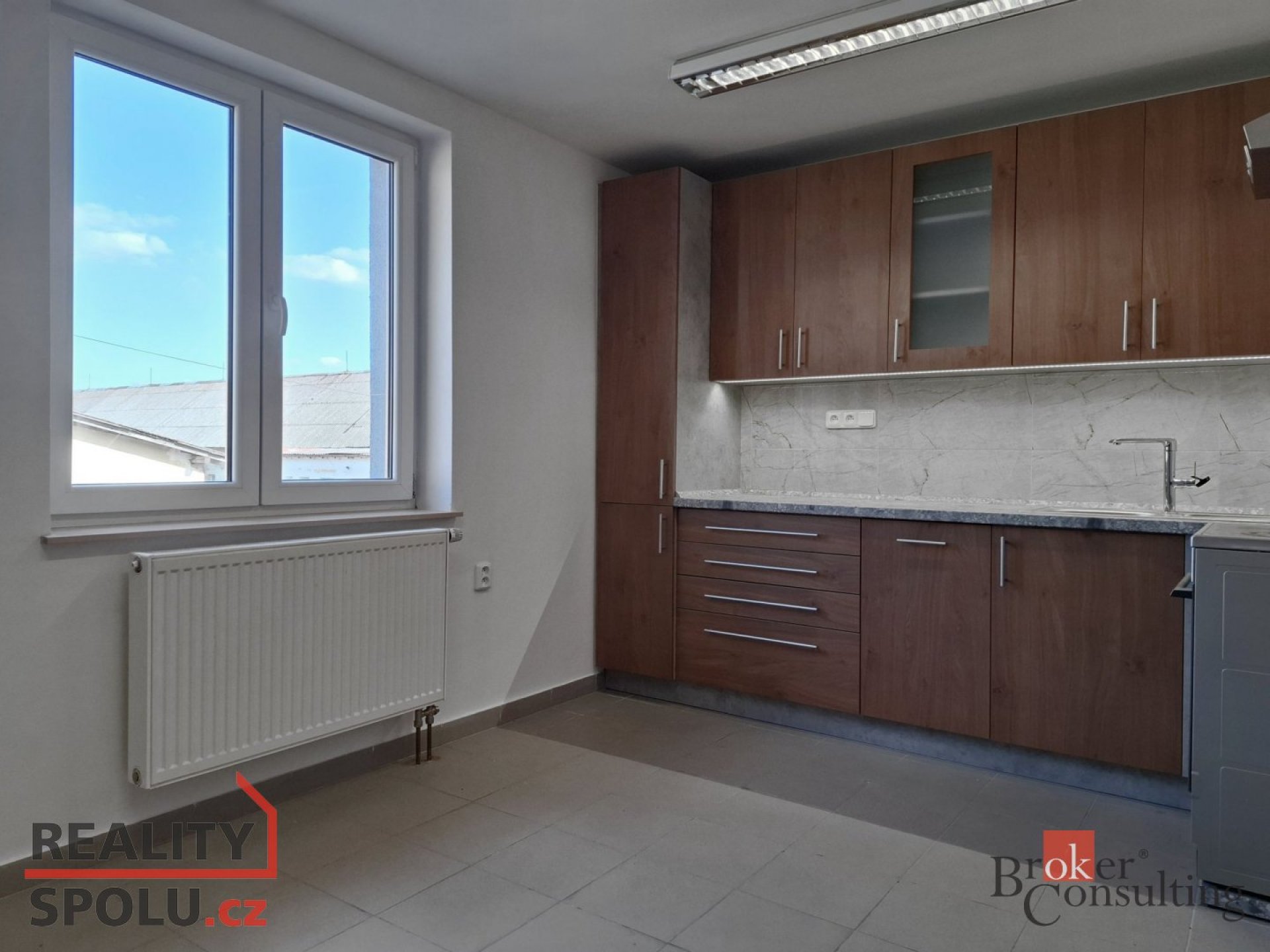 Pronájem výrobní/skladovací hala 337 m2, kanceláře, se sociálním zázemím