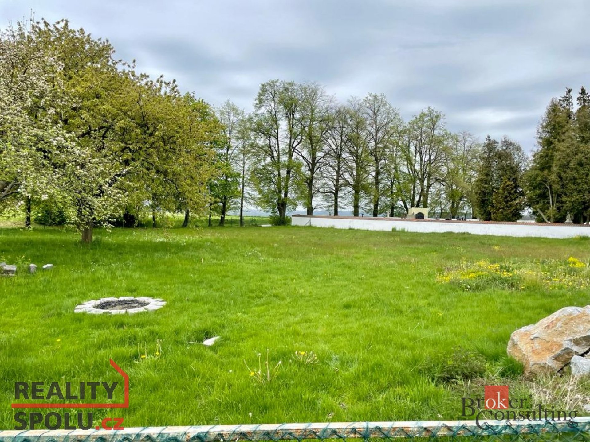 Prodej poloviny pozemku o rozloze 729,42 m2, Ždírec