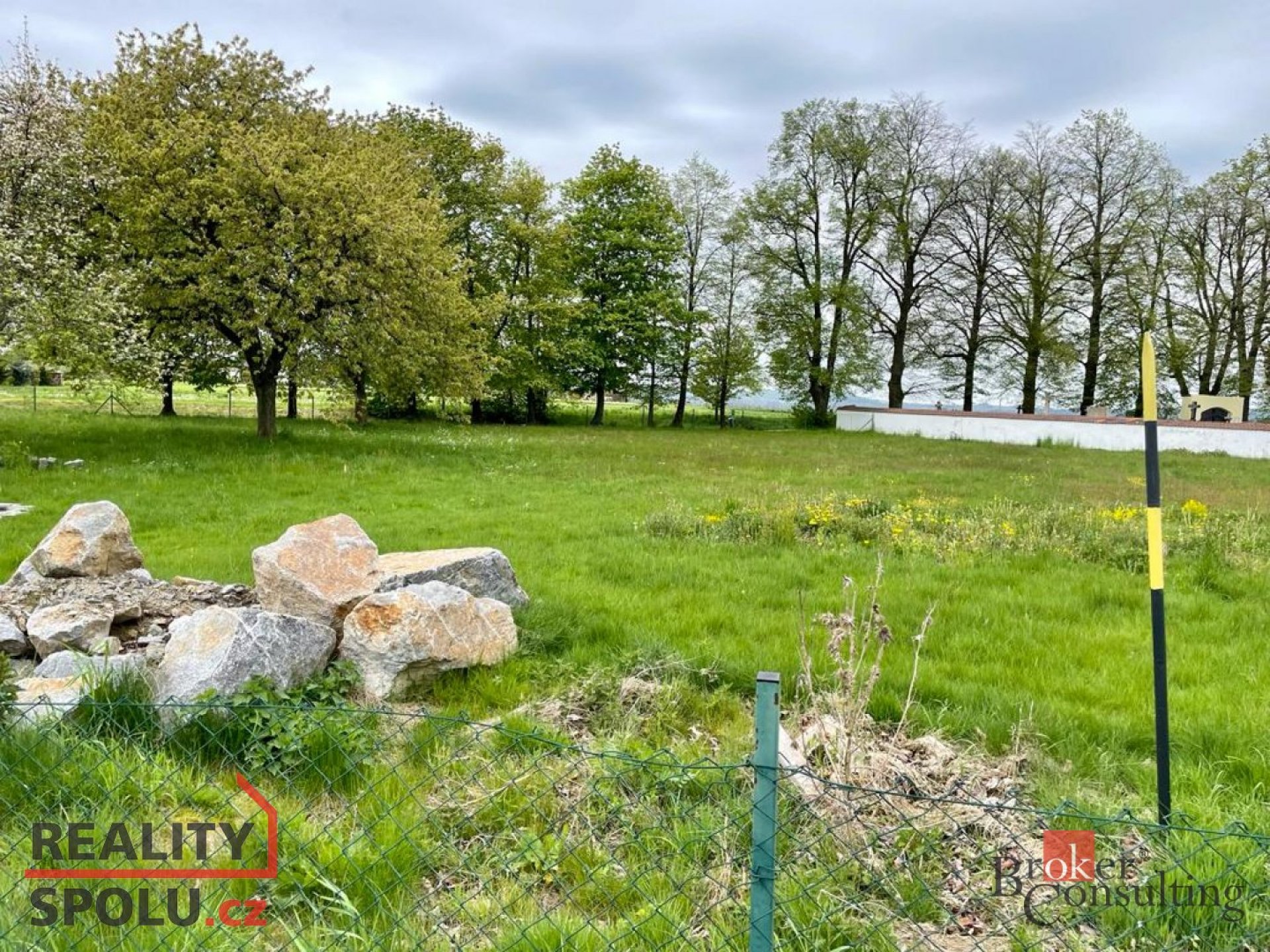 Prodej poloviny pozemku o rozloze 729,42 m2, Ždírec