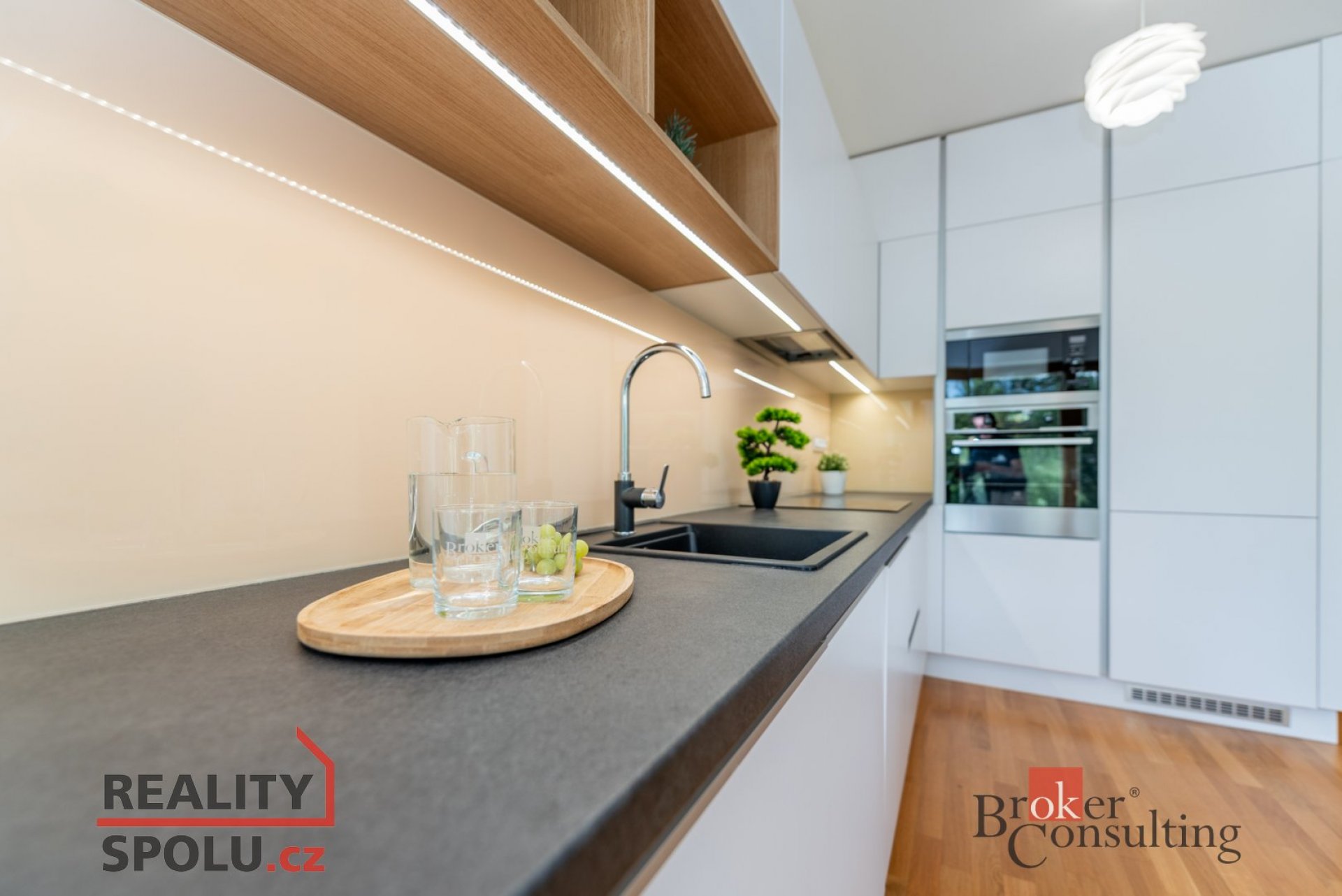 Pronájem moderního bytu 3+kk s balkonem v Rezidenci Vltava – Karlín