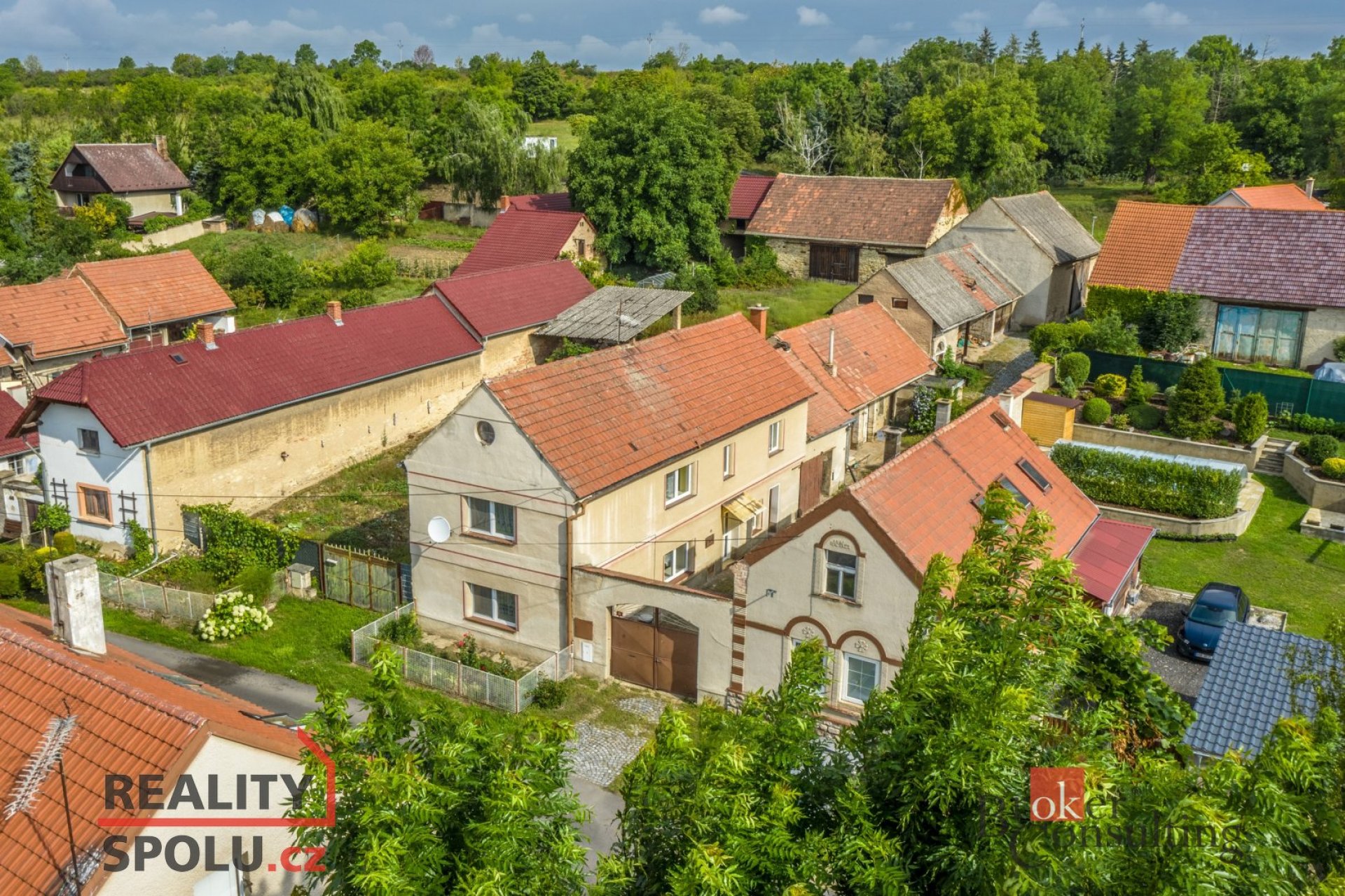 Prodej rodinného domu v Ředhošti se zahradou, dvěma stodolami a několika hospodářskými budovami