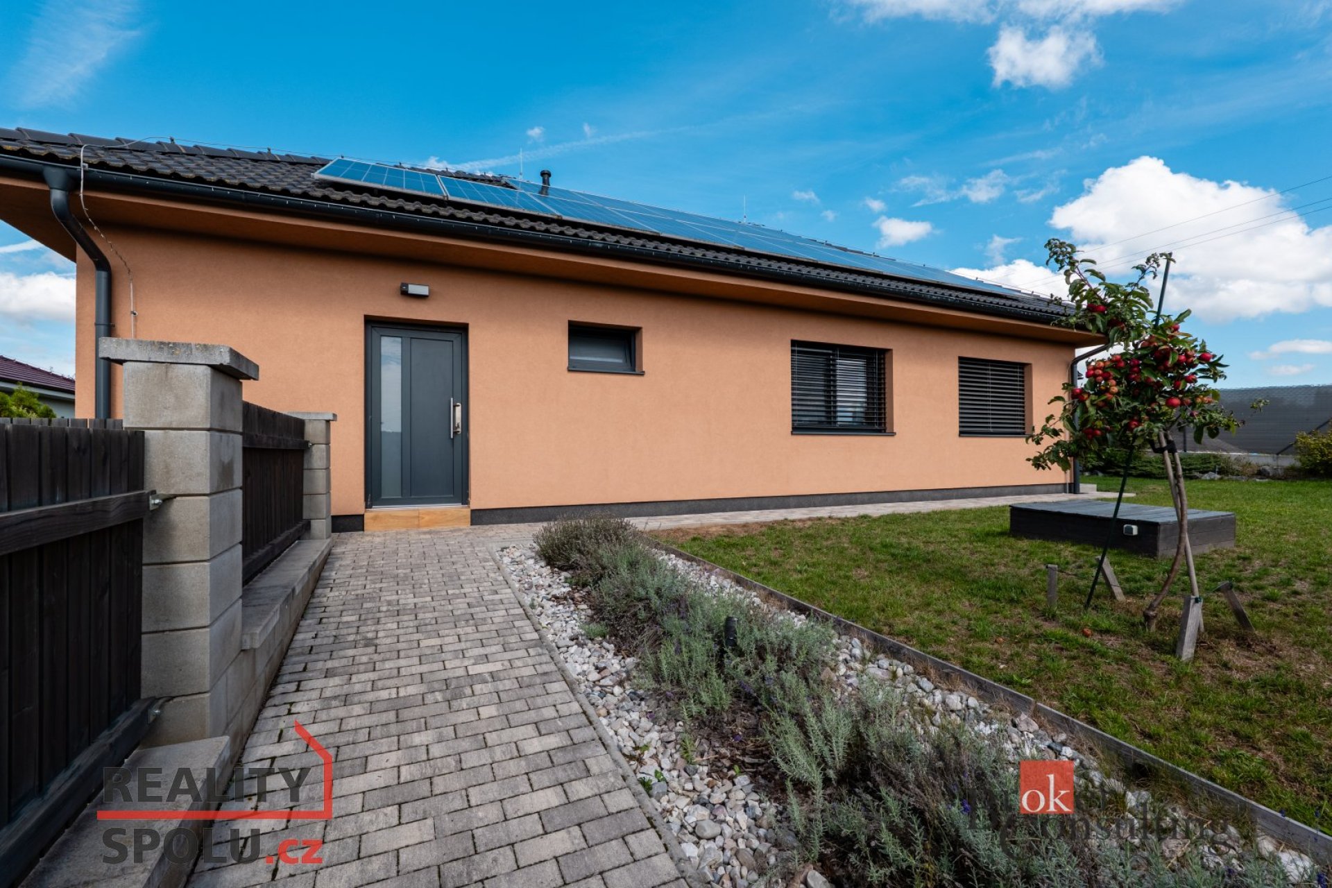 Moderní rodinný dům 4+kk se zahradou a bazénem