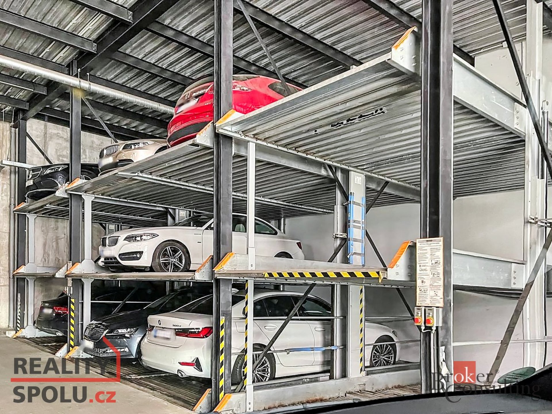 Garážové parkovací stání u metra Palmovka, P8