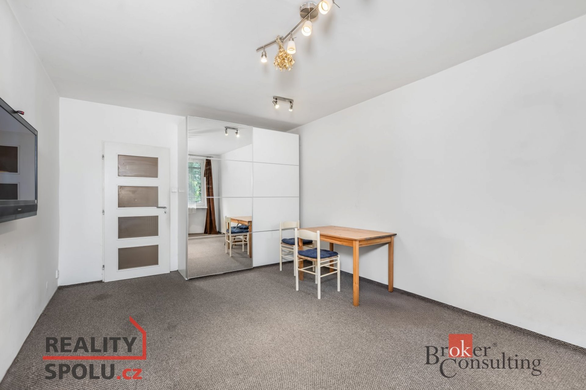 Prodej zrekonstruovaného bytu 2+1 s lodžií – Praha 4 Modřany, ul. K Otočce 53 m², velká lodžie 7 m²,