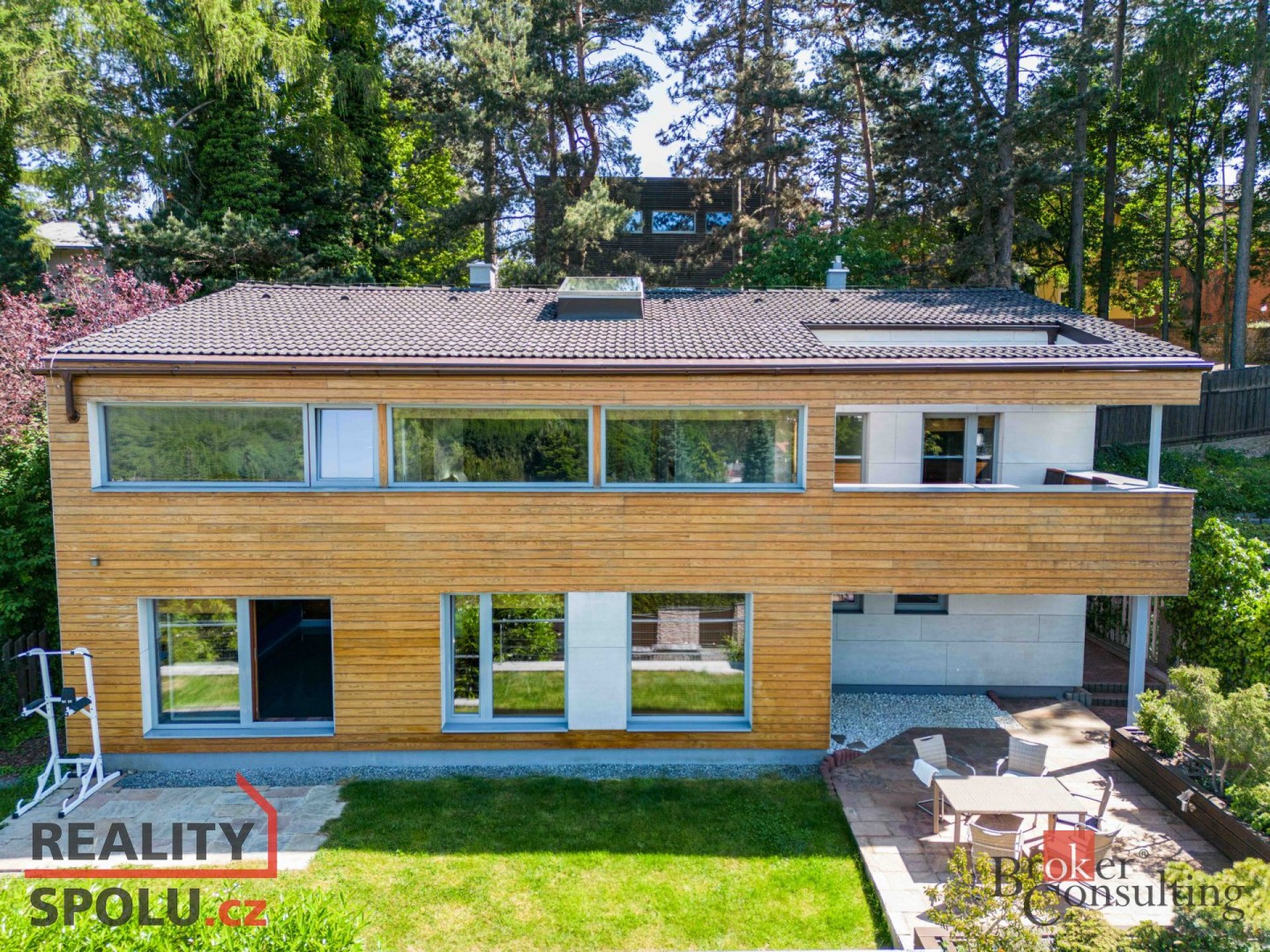 Luxusní vila s vnitřním bazénem a výhledem na Praze 5