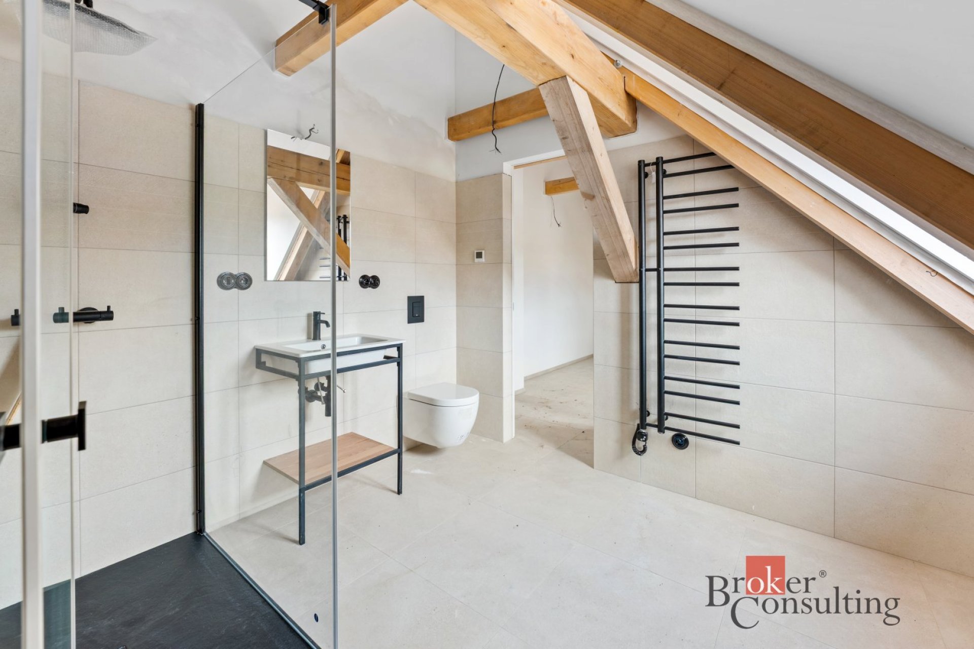 Prostorný moderní byt s šatnou a patrem