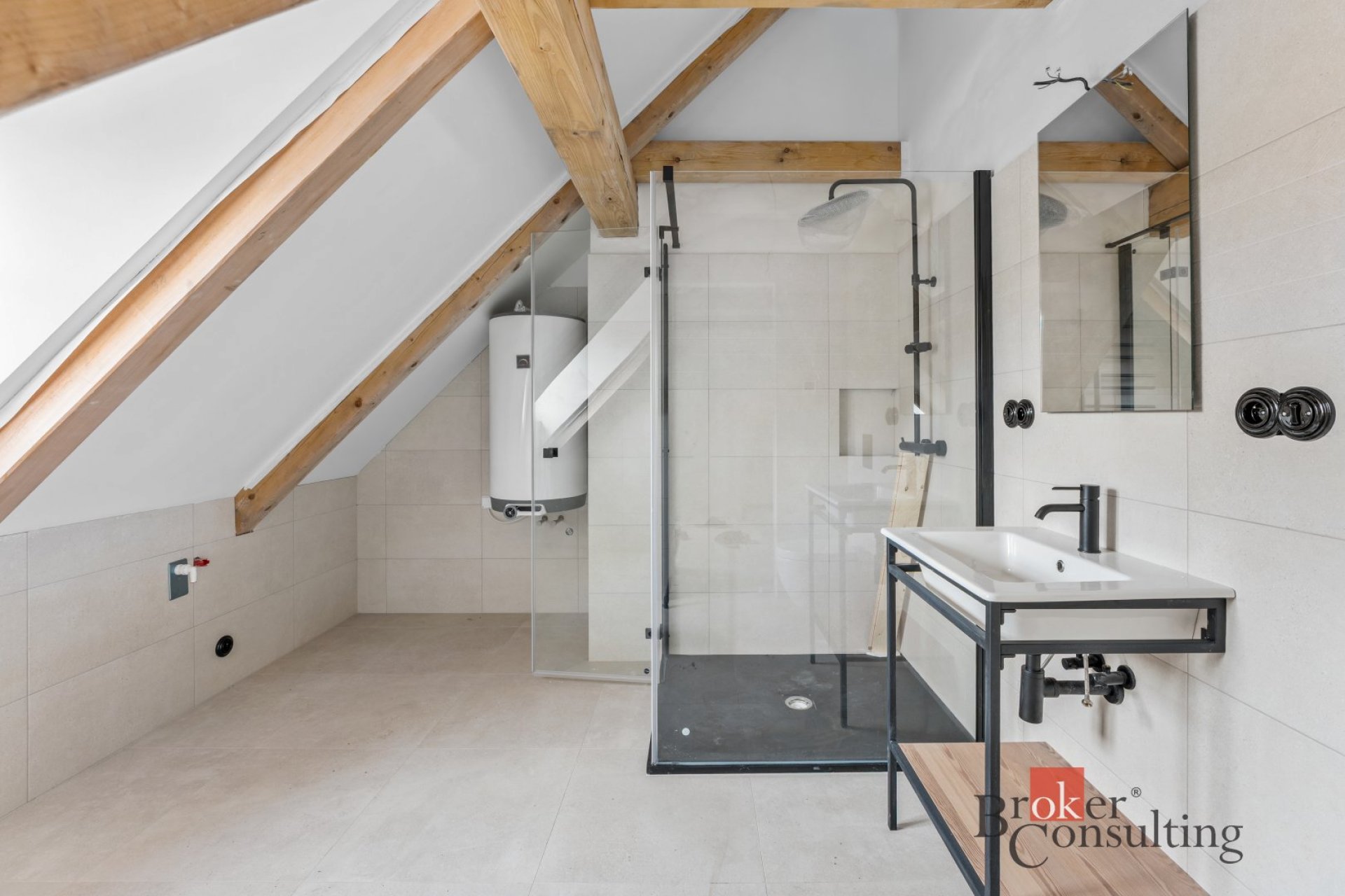 Prostorný moderní byt s šatnou a patrem