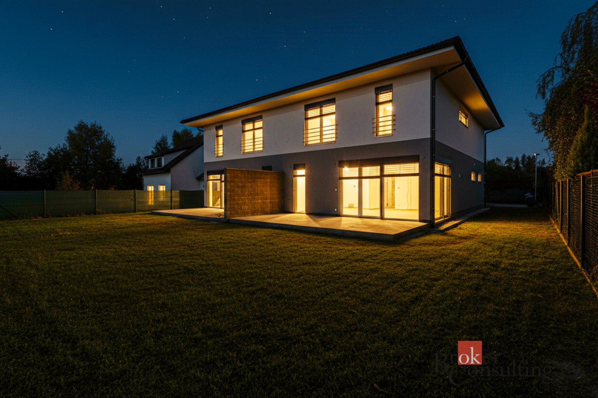 Prodej novostavby rodinného domu/bytu 5+kk, 160m² plochy s garáží, z roku 2026, 30 minut východně od