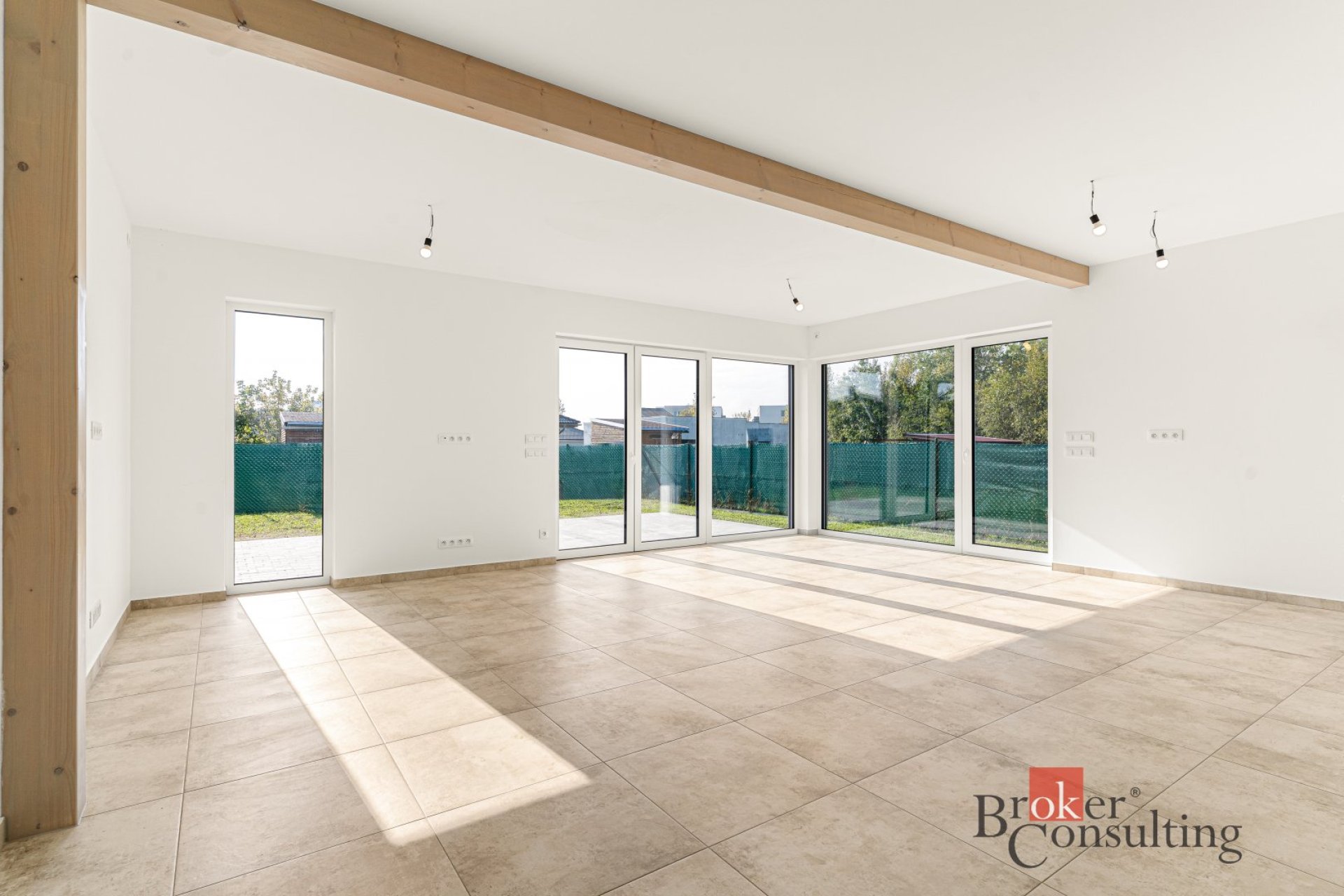 Prodej novostavby rodinného domu/bytu 5+kk, 160m² plochy s garáží, z roku 2026, 30 minut východně od