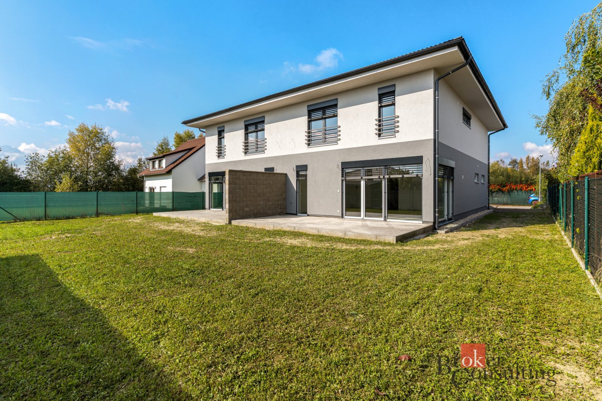 Prodej novostavby, bytu 5+kk, 160m² plochy s garáží, z roku 2026, 30 minut východně od Prahy