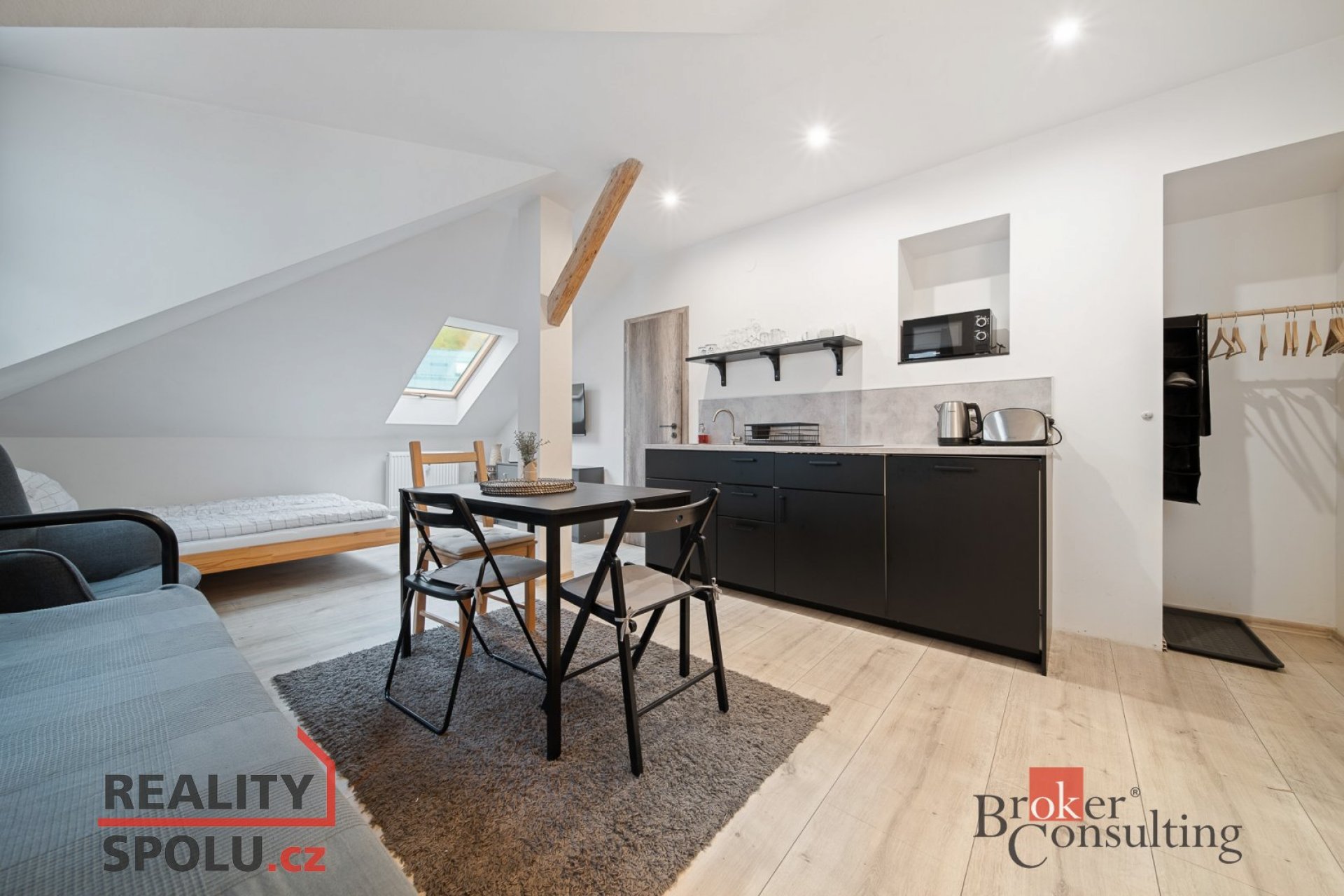 MODERNÍ ATELIÉR 2+KK V SRDCI KRKONOŠ, ROKYTNICE NAD JIZEROU – VLASTNÍ PARKOVÁNÍ