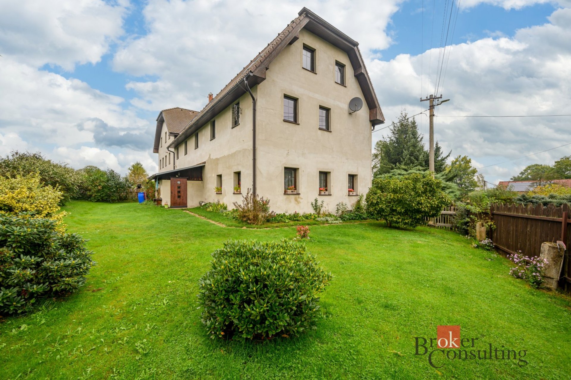 Rodinný dům s možností úpravy na bytový dům o 6-ti bytech.