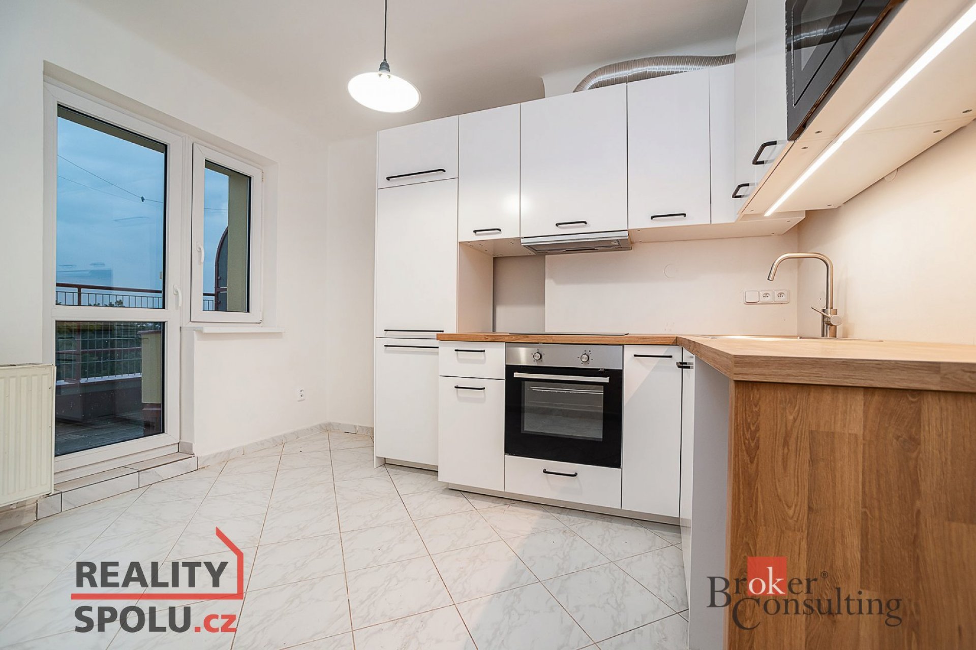 Pronájem bytu 1+1 s balkonem a terasou v posledním patře funkcionalistického domu u parku Jezerka, P