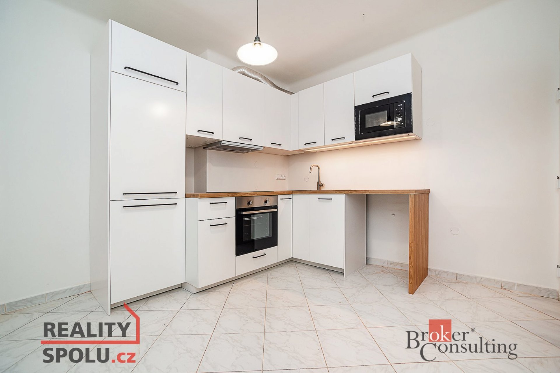 Pronájem bytu 1+1 s balkonem a terasou v posledním patře funkcionalistického domu u parku Jezerka, P