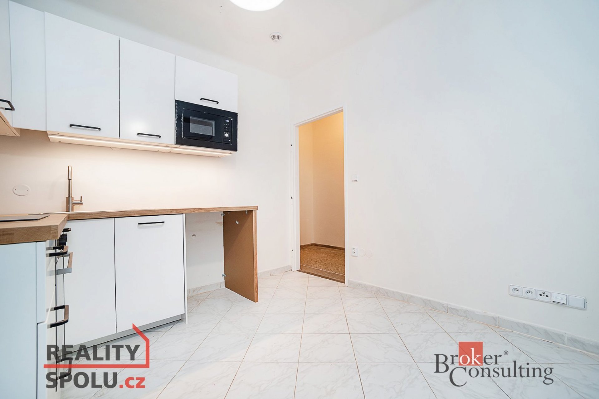 Pronájem bytu 1+1 s balkonem a terasou v posledním patře funkcionalistického domu u parku Jezerka, P