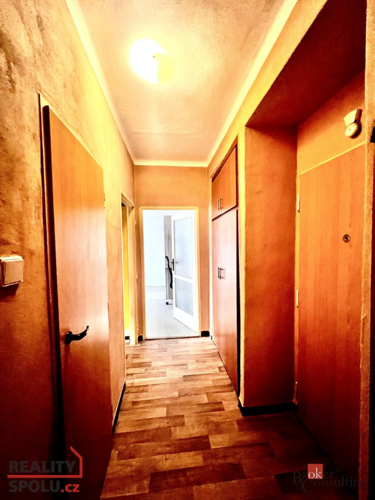 Podnájem bytu 1+1, 35 m2, 3.np/5.np na ul. Resslova v Ostravě - Porubě.