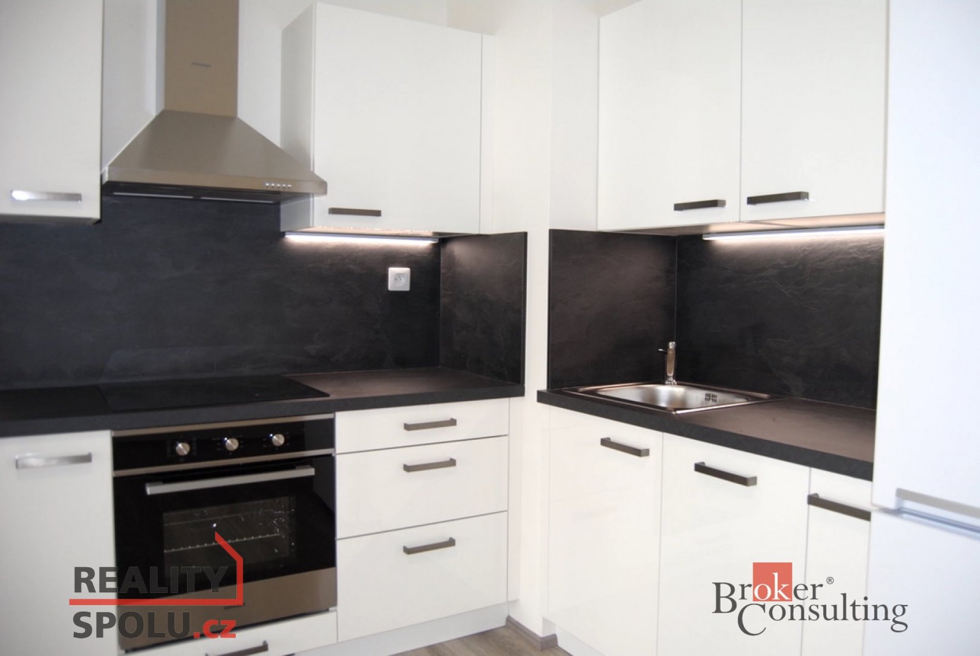 Moderní  1kk s předzahrádkou + sklep + garáž