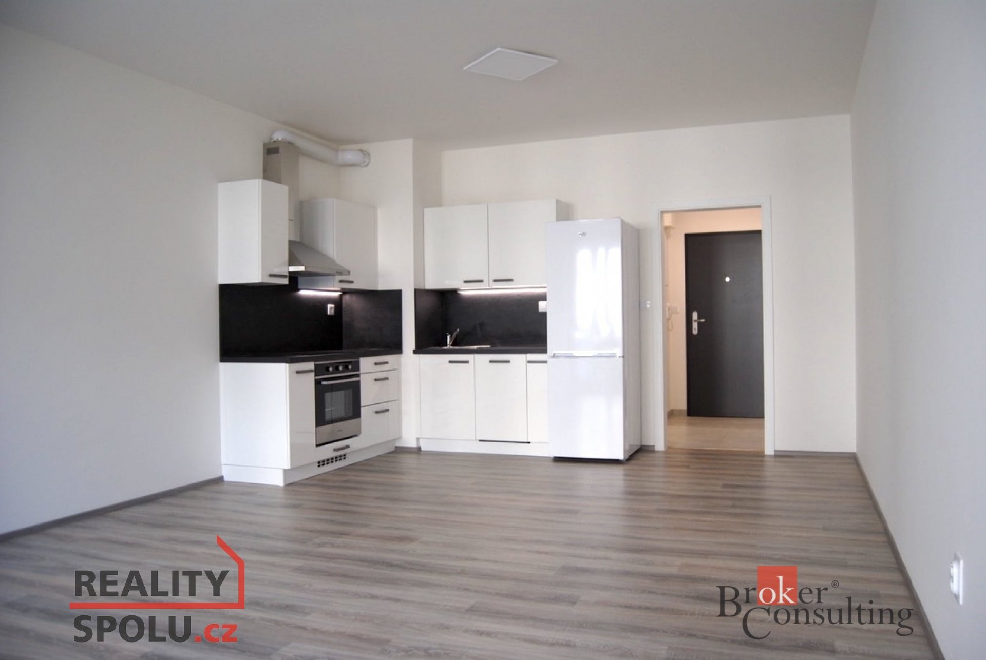 Moderní  1kk s předzahrádkou + sklep + garáž