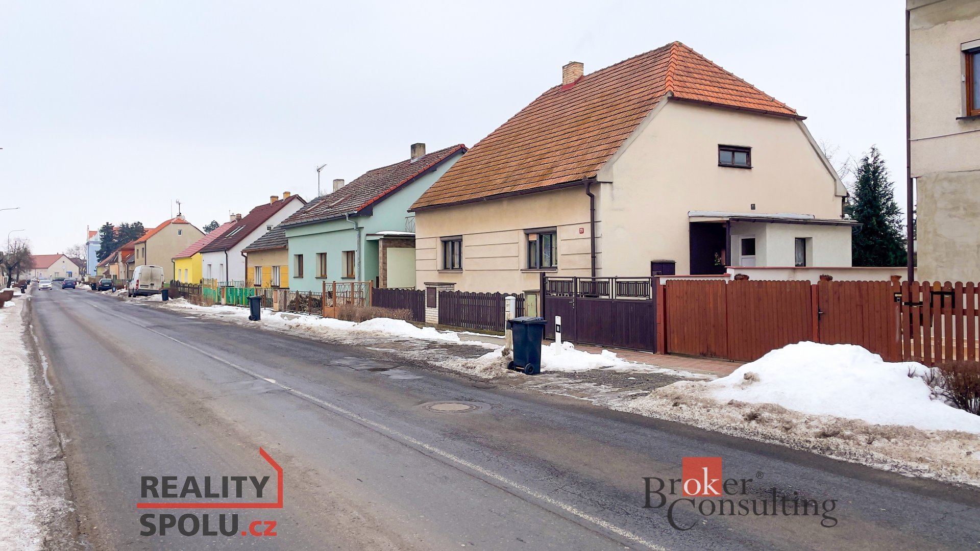 Rodinný dům s velkou zahradou, dvojgaráží a prostornou půdou - Dobroměřice u Loun