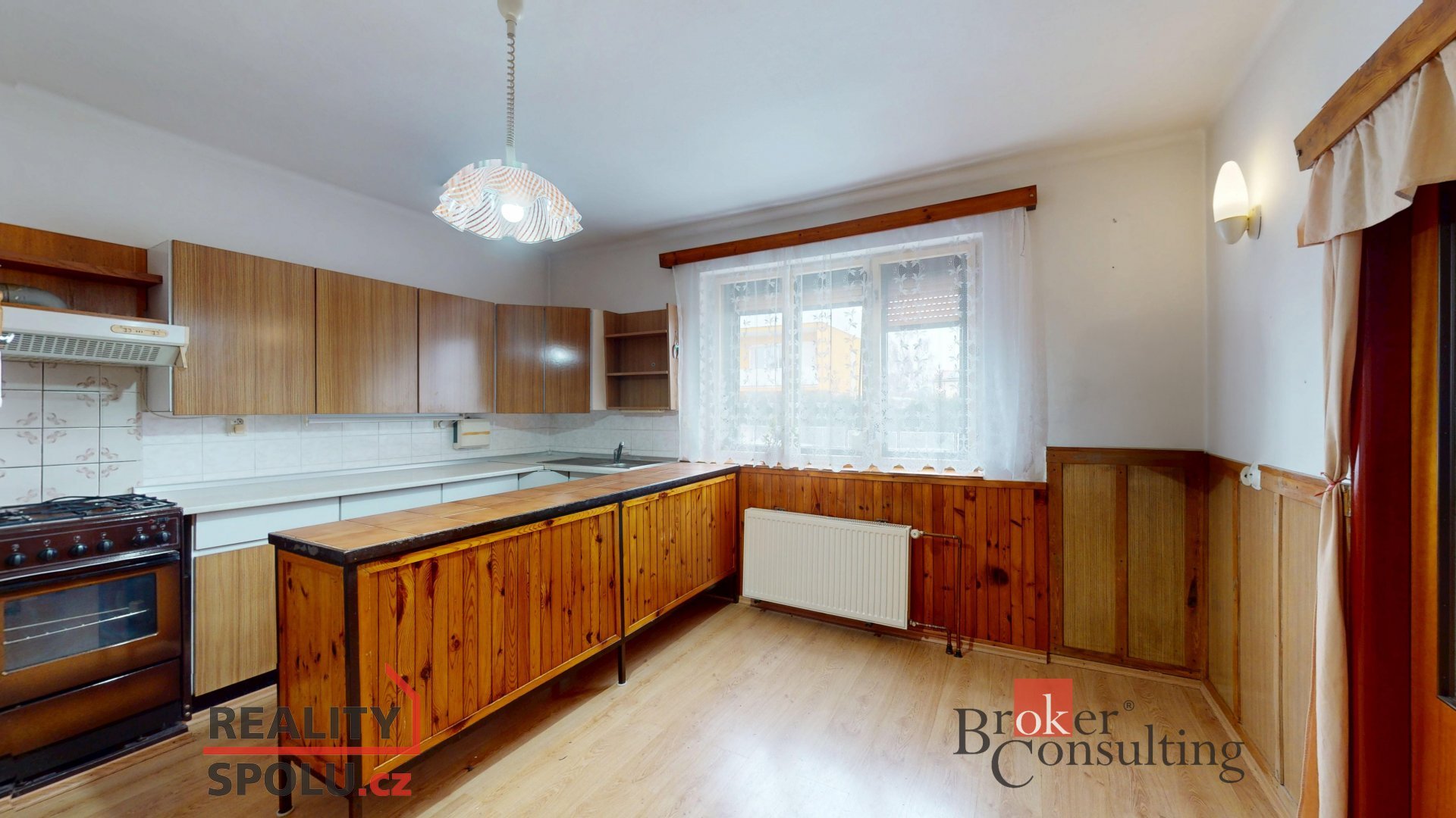 Rodinný dům s velkou zahradou, dvojgaráží a prostornou půdou - Dobroměřice u Loun