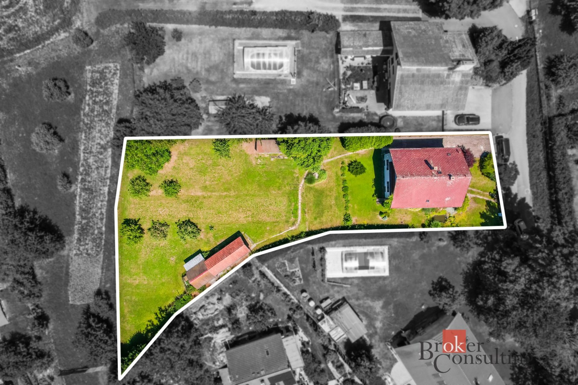 Rodinný dům se dvěma bytovými jednotkami a velkým pozemkem – 1860 m², klidná lokalita – Sendražice