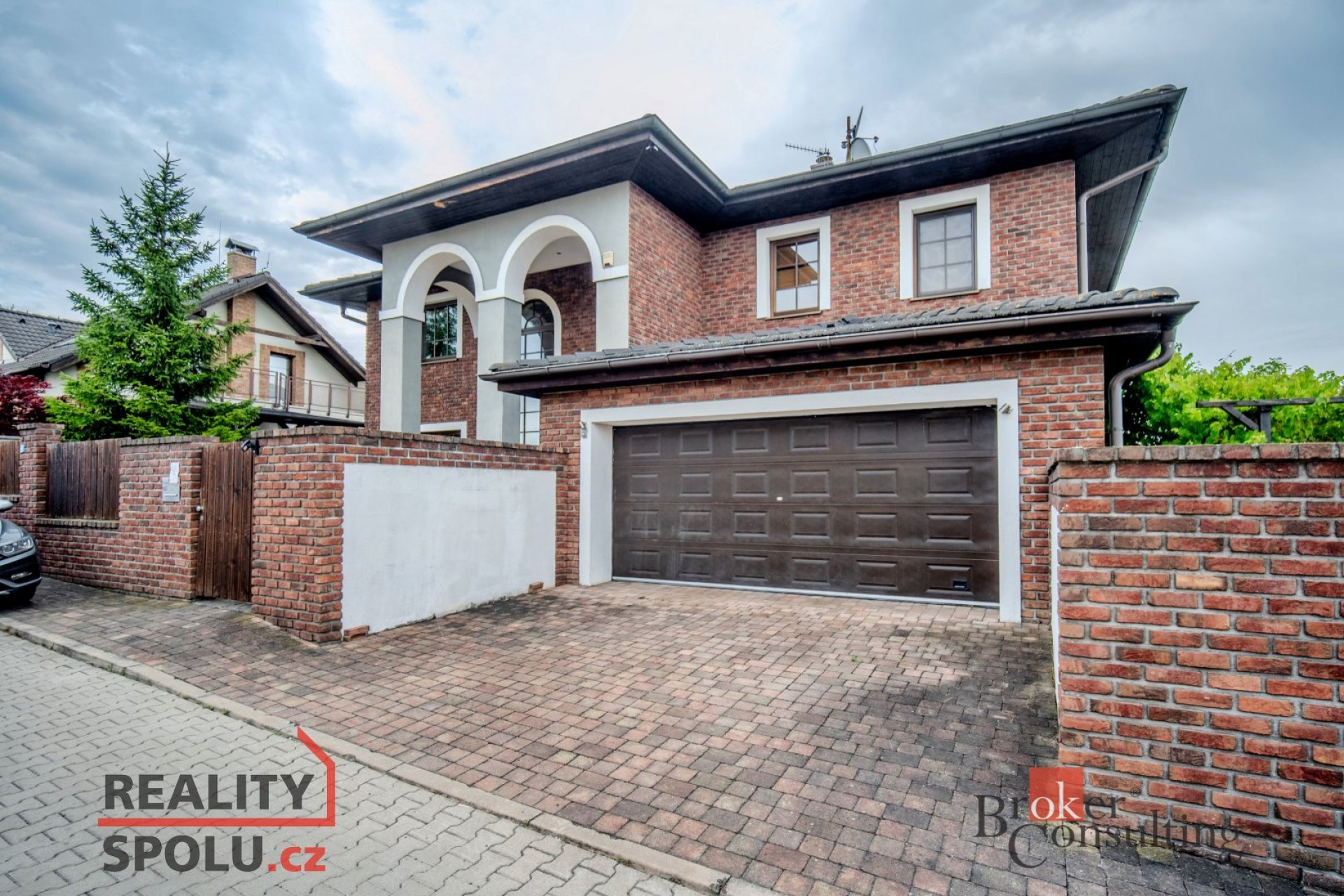 Vila pro velkou rodinu v Horních Počernicích - promyšlený domov o 305 m² na Praze 9