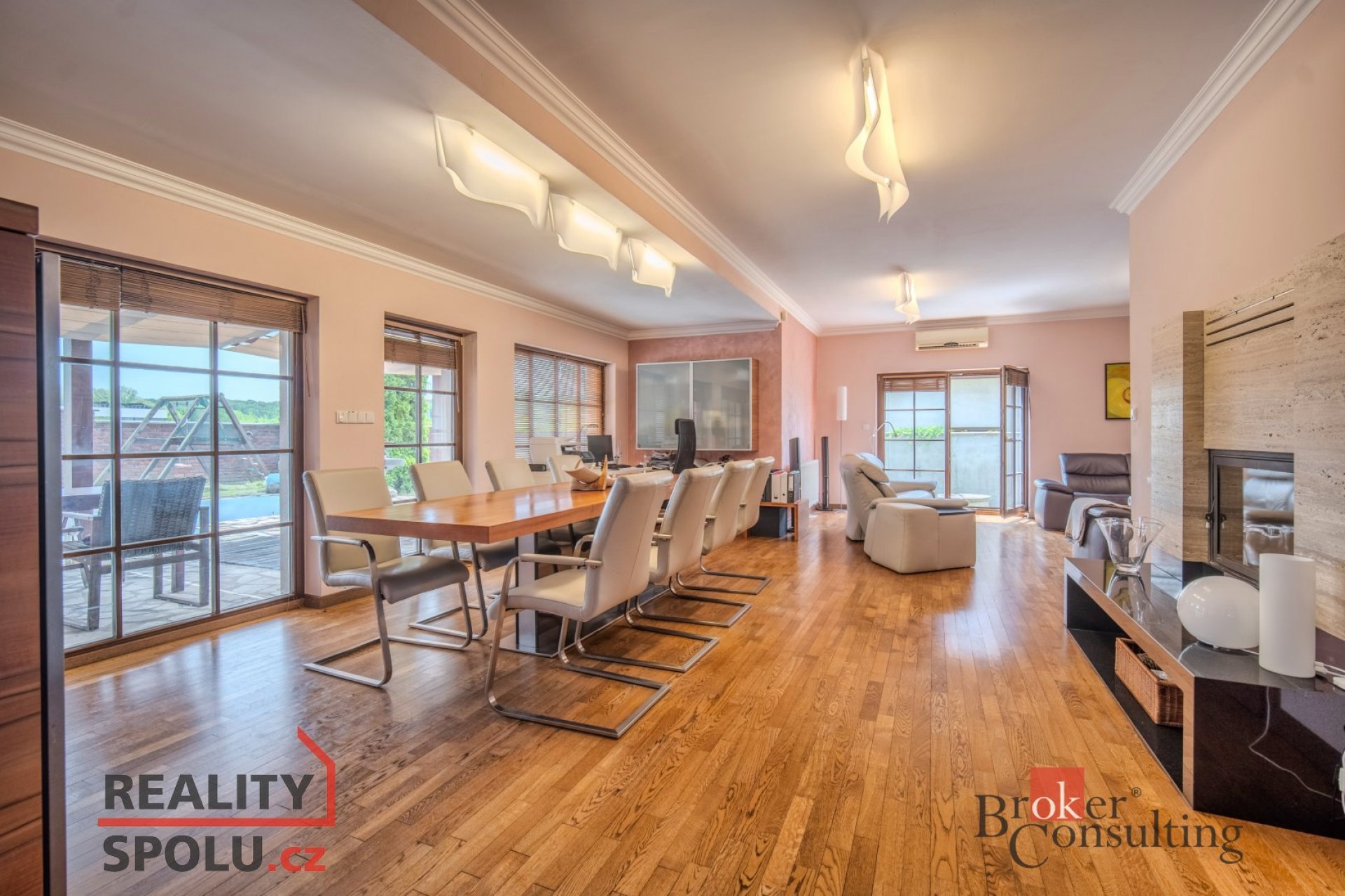 Vila pro velkou rodinu v Horních Počernicích - promyšlený domov o 305 m² na Praze 9