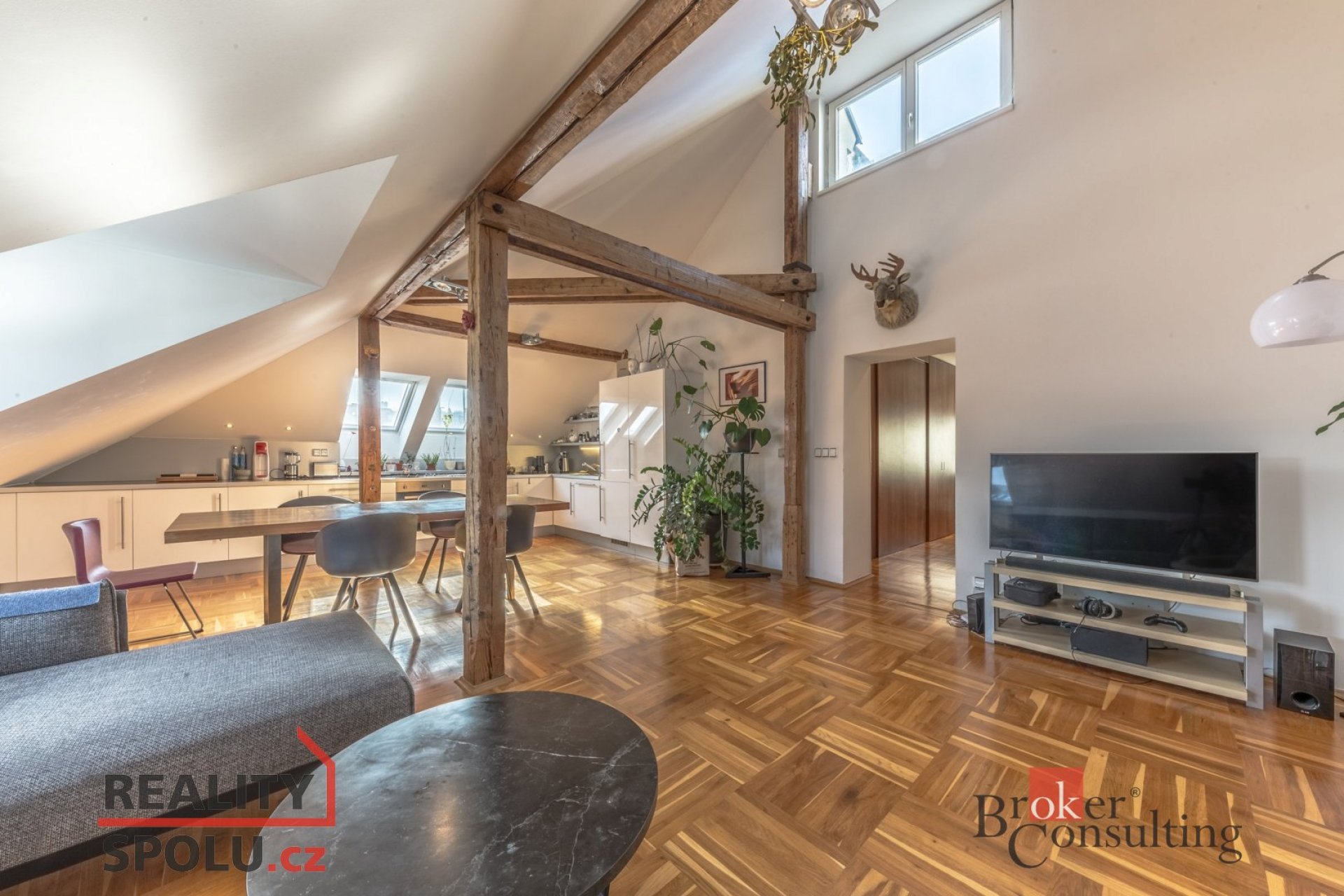 Prodej  podkrovního mezonetového bytu 3kk (110m2) s velkou terasou 40m2 v centru Smíchova (K. Engliš