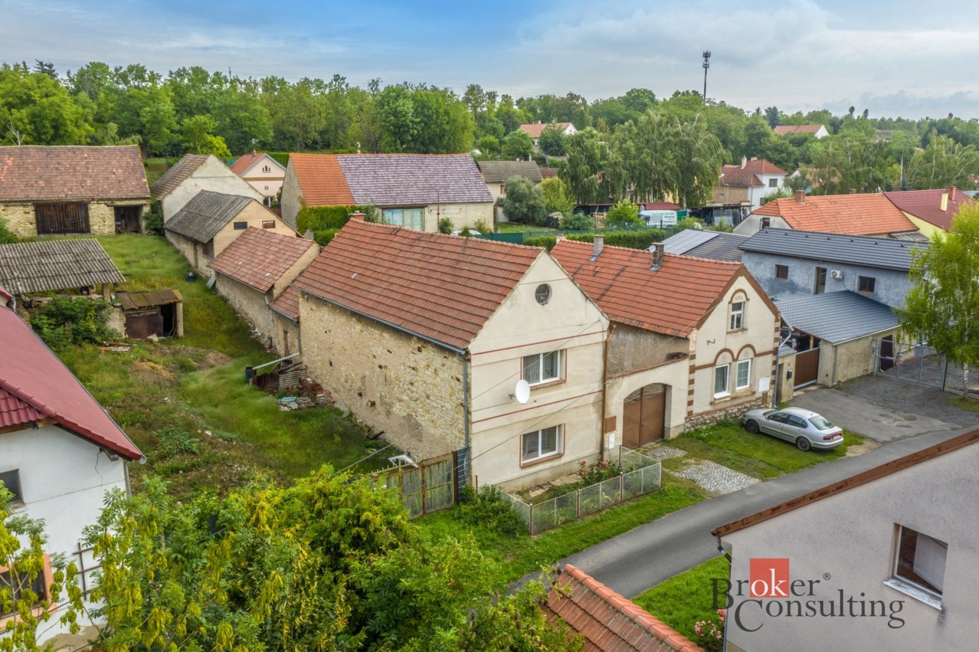 Prodej rodinného domu v Ředhošti se zahradou, dvěma stodolami a několika hospodářskými budovami
