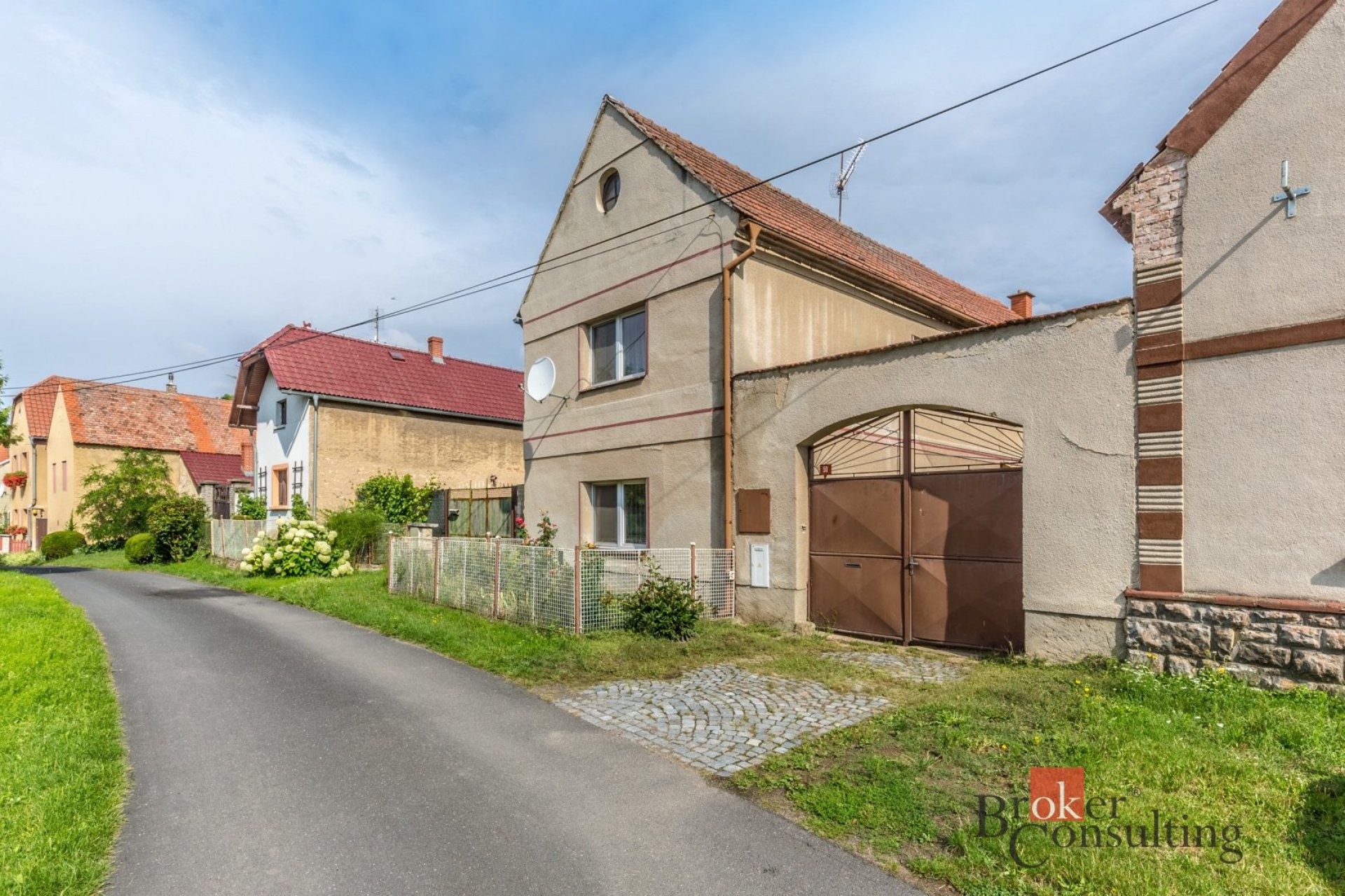 Prodej rodinného domu v Ředhošti se zahradou, dvěma stodolami a několika hospodářskými budovami